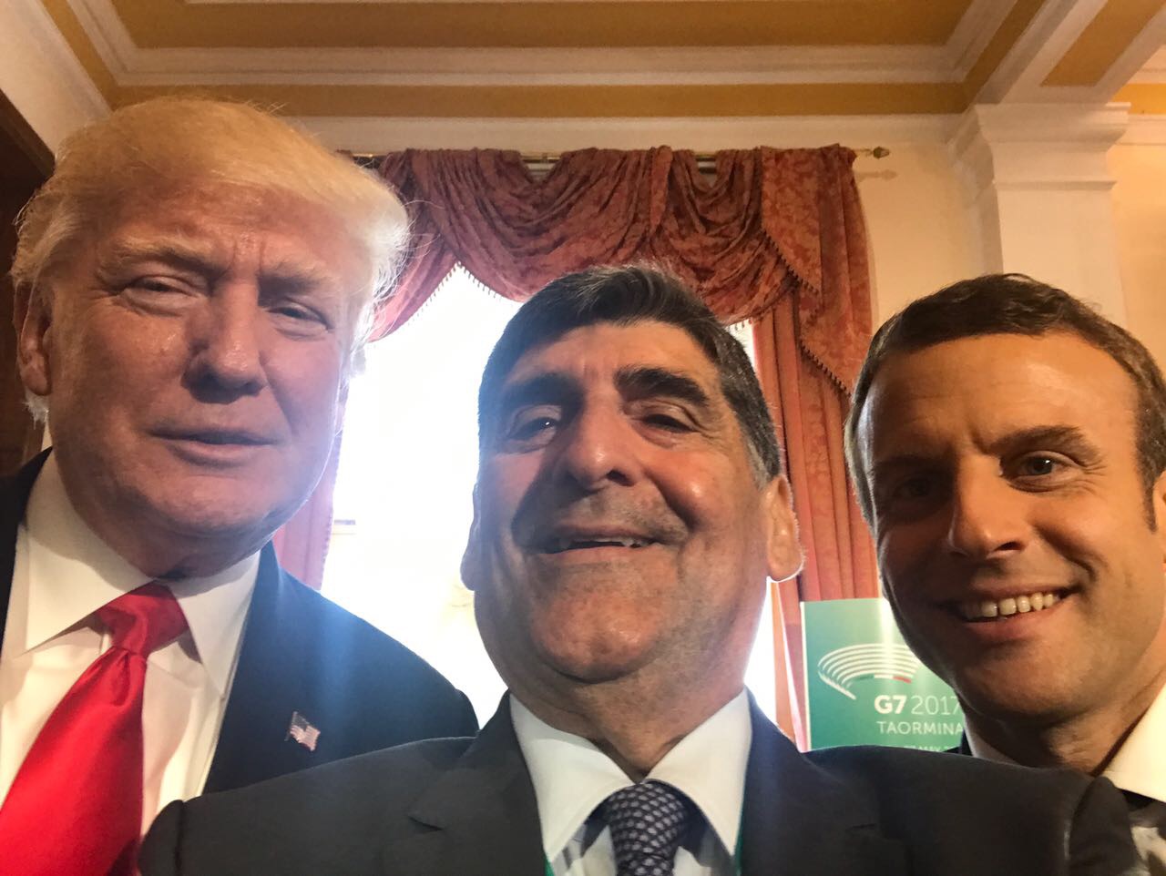 Il selfie di Giardina con Trump e Macron