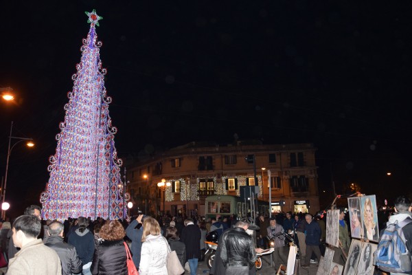 Natale 2017, alle 18.30 l'accensione dell'albero di piazza Cairoli