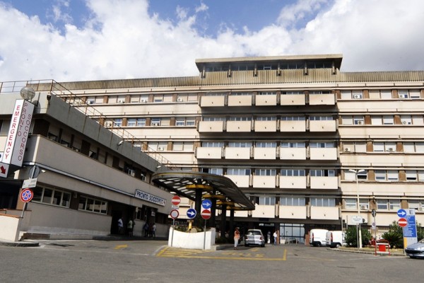 Solidarietà, donati al Policlinico un ventilatore, mascherine e colombe pasquali