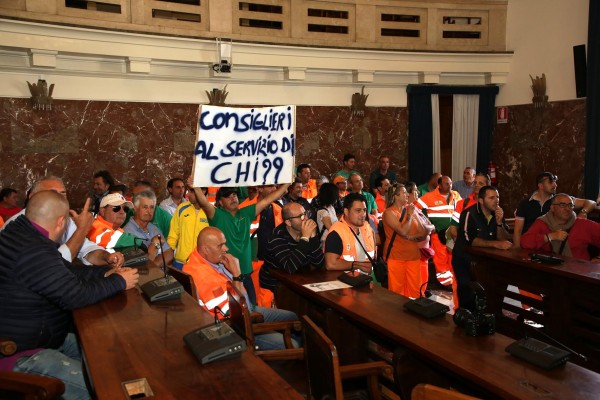 Messinambiente, sale la tensione al Comune