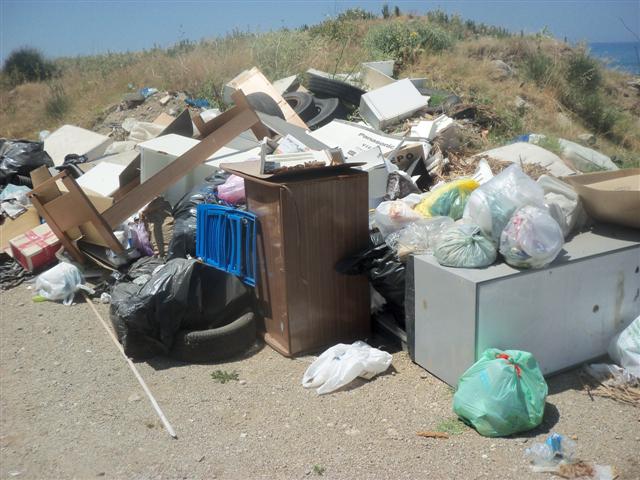 Acqualadrone, lungomare trasformato in discarica abusiva