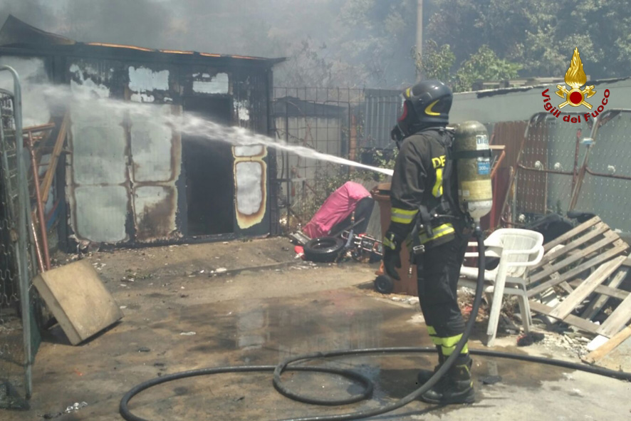 Notte di fuoco a Quattropani, sfiorato traliccio dell'Enel
