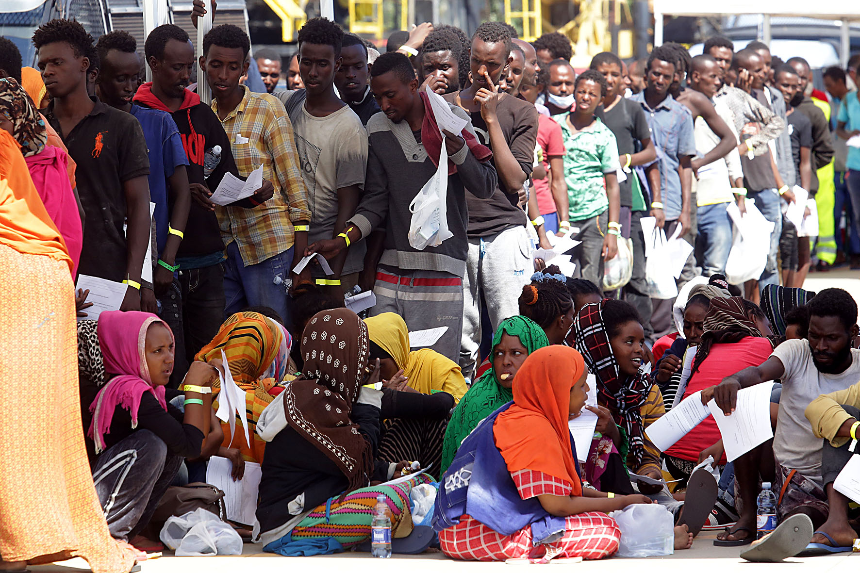 Querelle migranti a Castell'Umberto: "Non siamo razzisti, serve un piano serio"