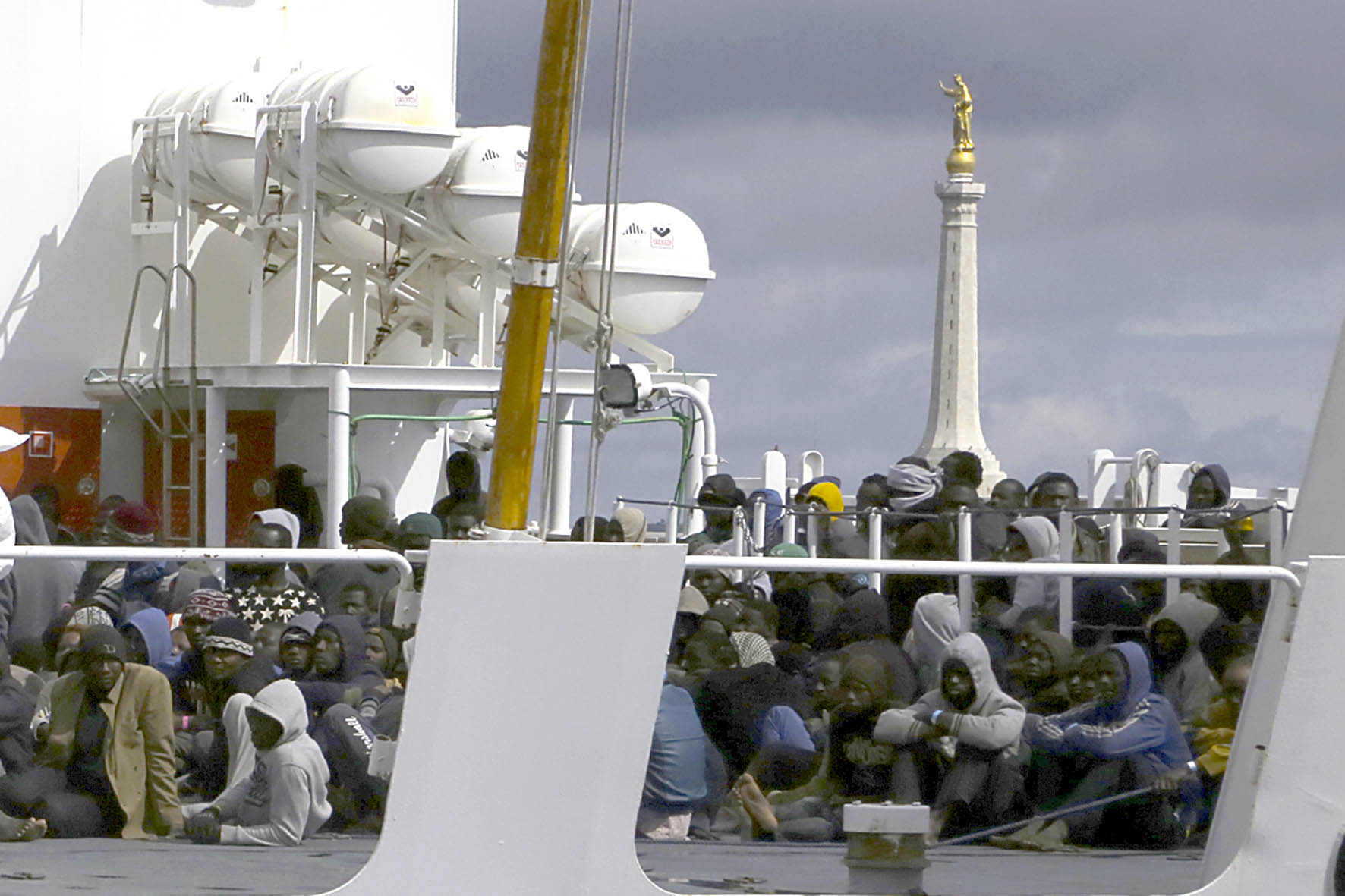 Sbarco di migranti, quattro presunti scafisti arrestati dalla polizia