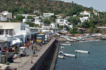 Panarea: auto elettrica investe turista nel porticciolo