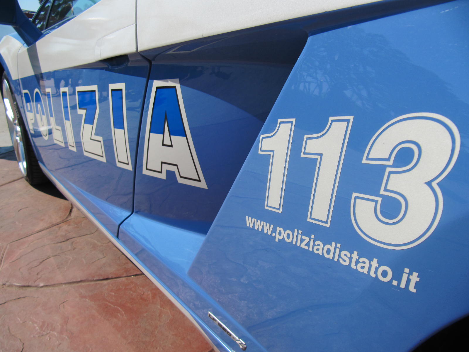 Valigia sospetta sul viale della Libertà, intervento di polizia e artificieri