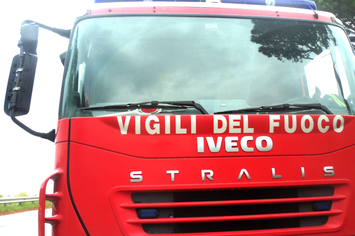 Autocarro prende fuoco, panico e traffico in tilt a Contesse