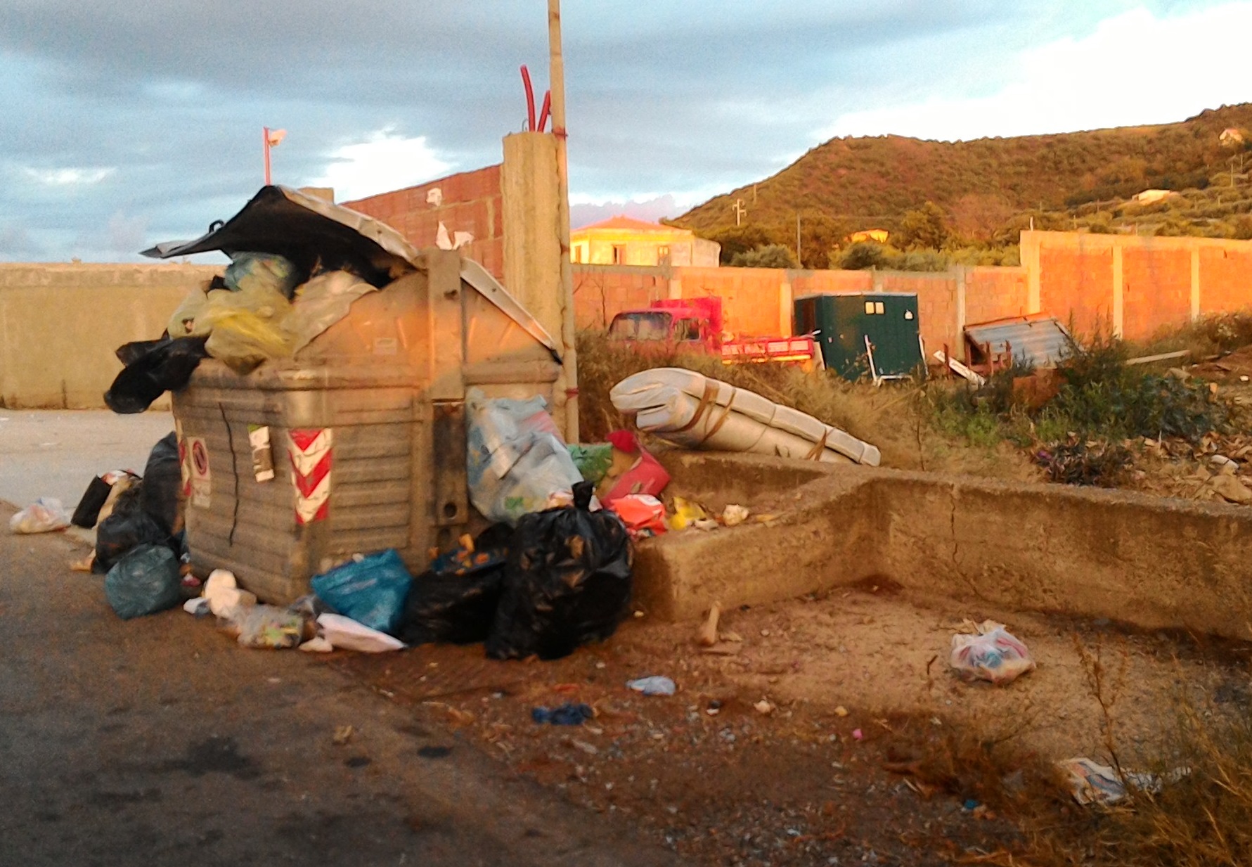 Gioveni: "Messina sommersa di rifiuti, l'Asp accerti il danno ambientale"