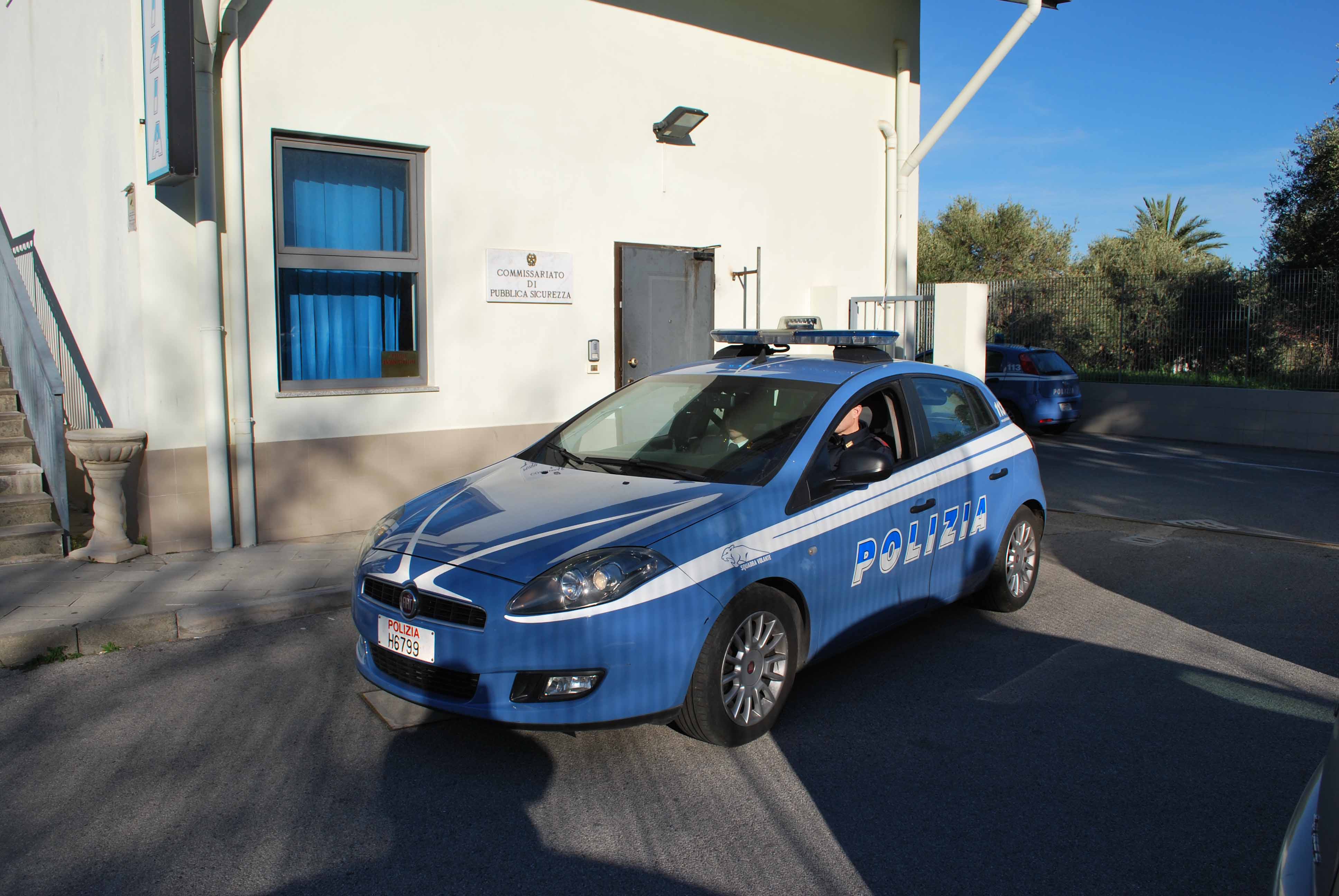 Violenze e soprusi a moglie e figlia, 44enne "allontanato" dalla polizia