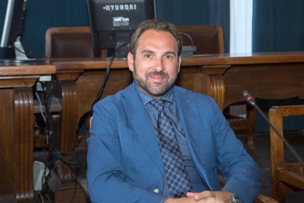 Il Policlinico conferma i due pazienti positivi dopo la guarigione e precisa: "Casi dovuti a particolari comportamenti del virus"