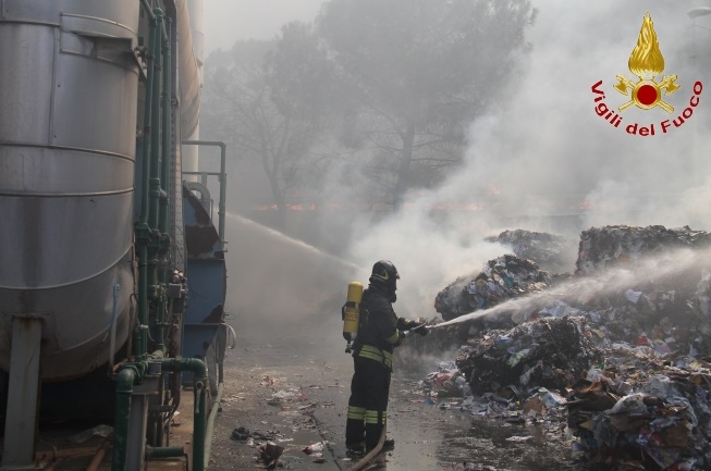Non c'è…. Pace, nuovo incendio all'inceneritore