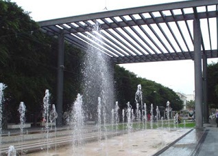 Gioveni e la pensilina obbrobriosa di piazza Cairoli: "Perché non rimuoverla?"