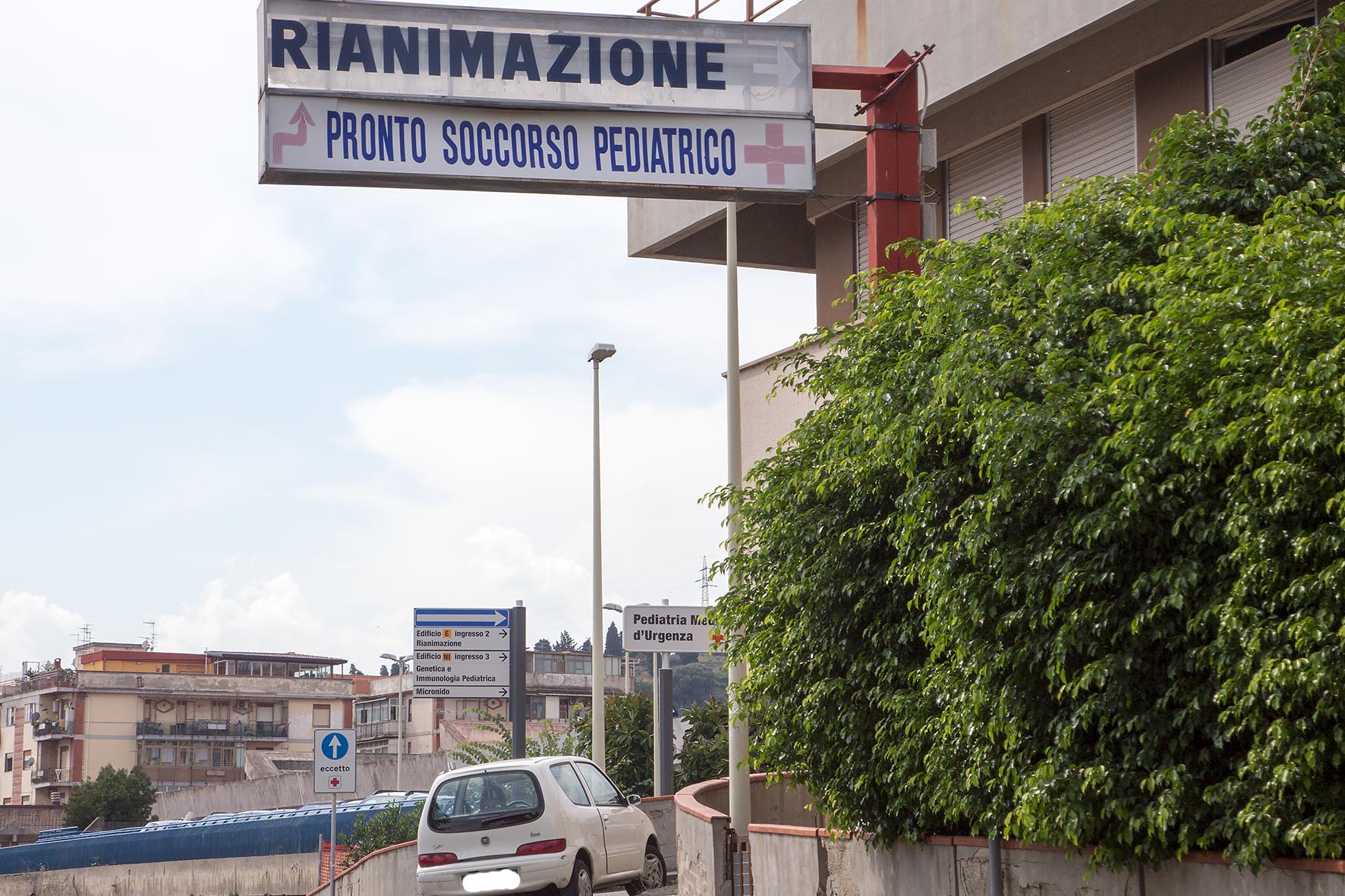 Bimbo travolto da auto in retromarcia: è grave