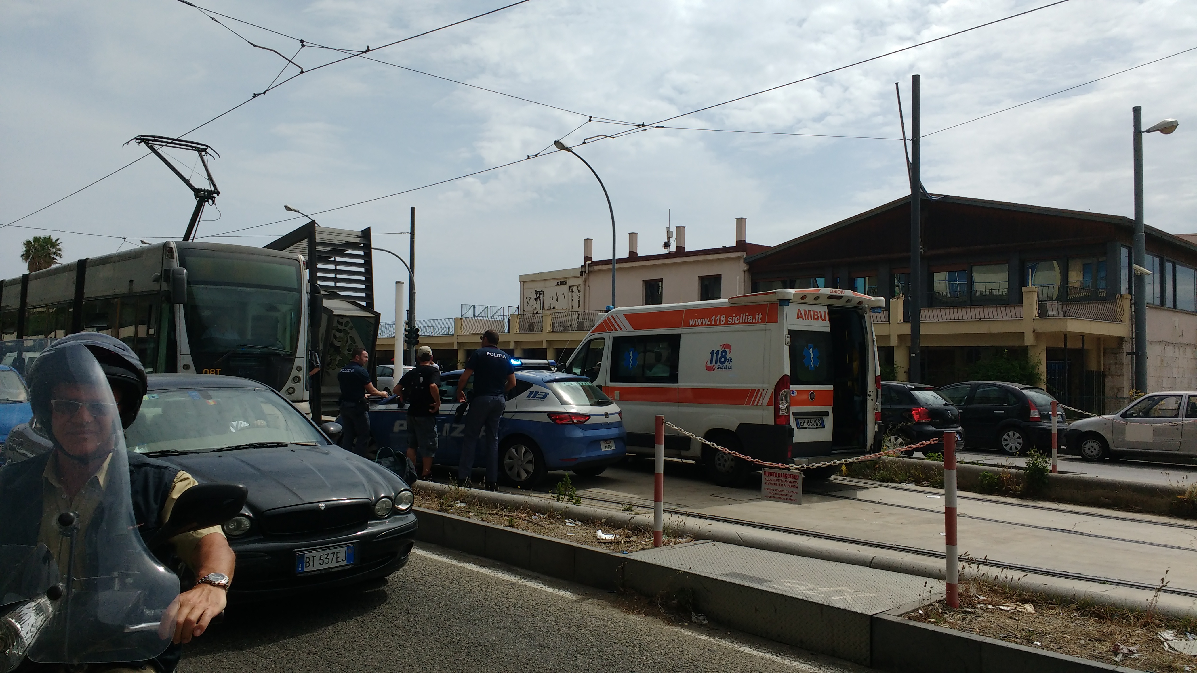 Coppia senzatetto si prende a botte fronte Caronte, Polizia allertata dalla ragazza