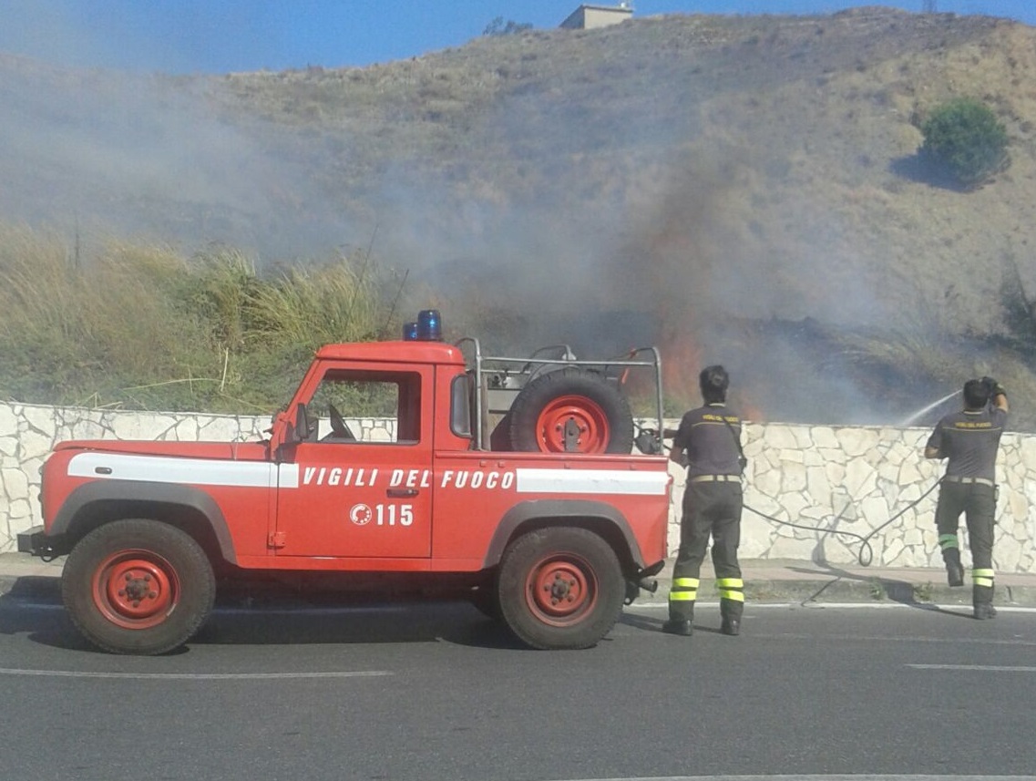 Incendio minaccia abitazioni di Zafferia, tempestivo intervento dei VdF