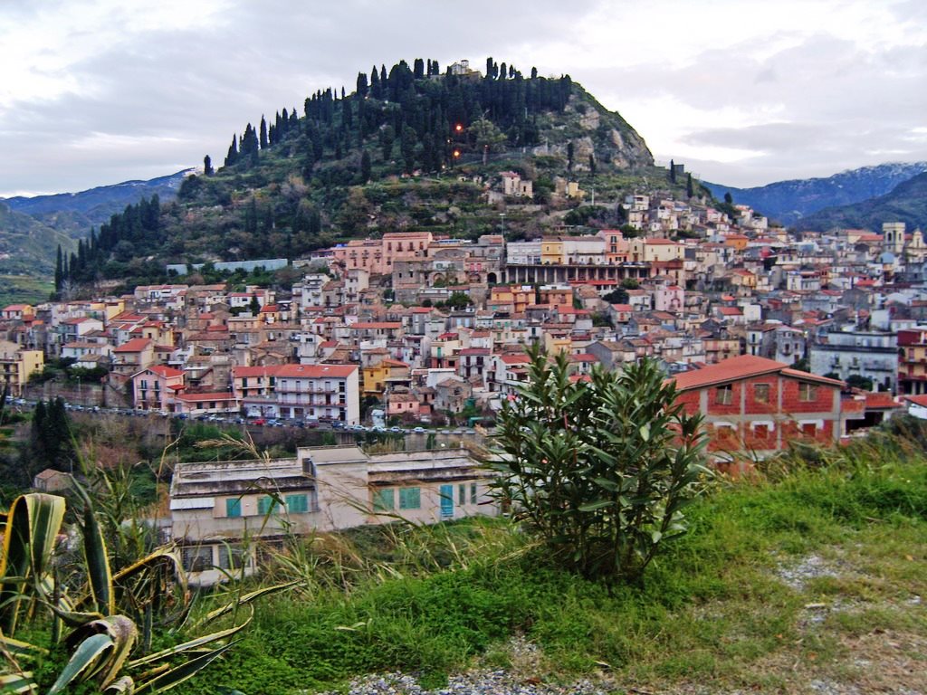 Discoteca fuorilegge a Monforte, licenza sospesa e chiusura