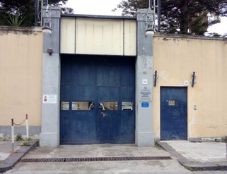 Barcellona: tre detenuti staccano inferriata ed evadono dal carcere