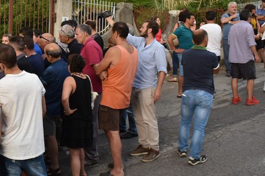 Tregua sui migranti, un gruppetto lascerà l'hotel di Castell'Umberto