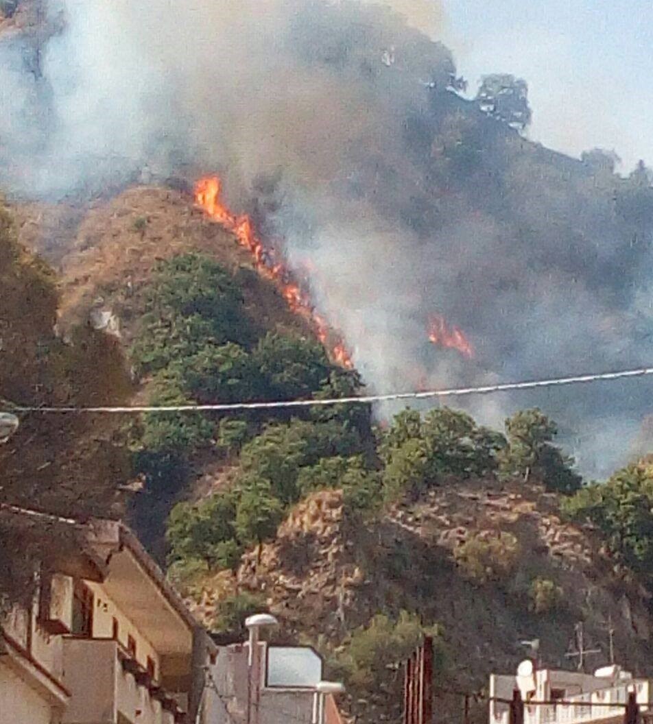 Altissime fiamme in Via Noviziato Casazza. Pericolo per Centro Neurolesi sui colli