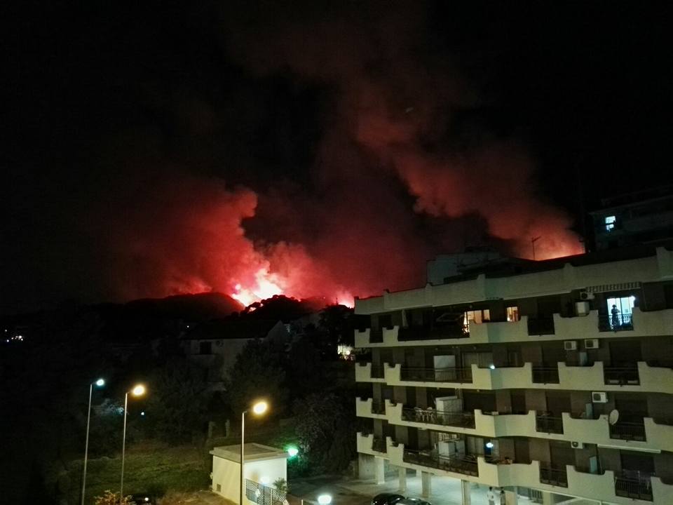 Notte di incendi a Messina: le colline dell’Annunziata avvolte dalle fiamme