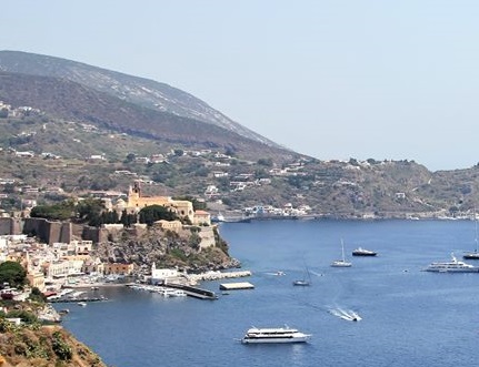 Onda anomala da vaporetto, turista ferita alle Eolie