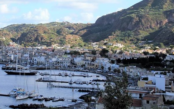 Lipari, le onde producono energia ed il porto s'illumina