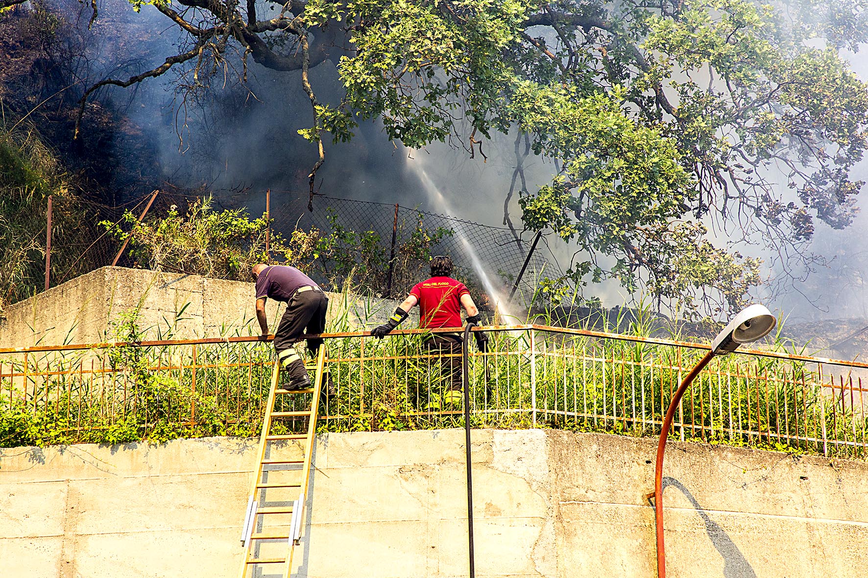 Incendi, s'è allentata la morsa a San Jachiddu. Rogo in nottata a Salice