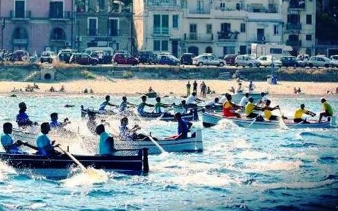 Il primo "Palio d'estate" apre le grandi sfide tra le contrade marinare