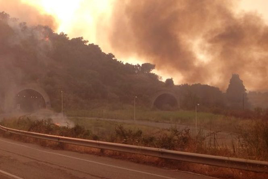 Inferno di Fuoco, autostrada chiusa fra Taormina e Giardini
