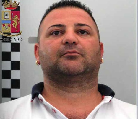 Spacciava cocaina dentro la sala scommesse: 38enne arrestato dalla polizia