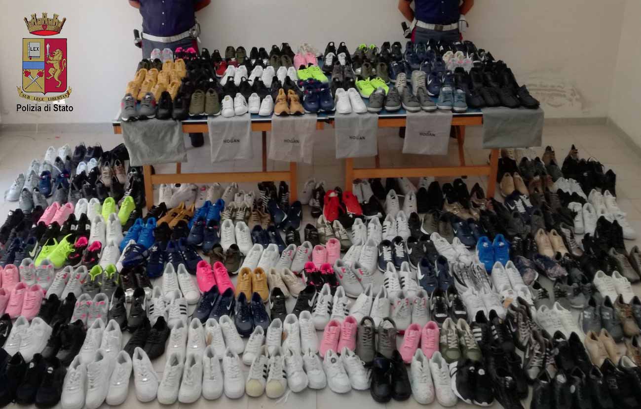 Vendevano scarpe contraffatte: denunciati tre stranieri