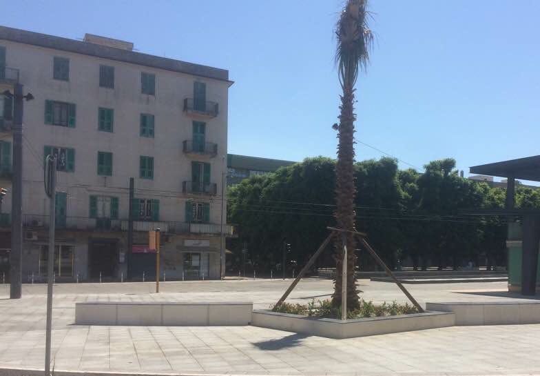 Piazza Cairoli cambia look: addio pavimentazione in legno