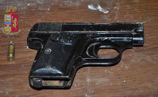 Cocaina e pistola trovate in casa, 56enne arrestato dalla polizia
