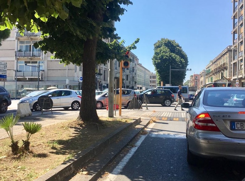 Bitumazione in via Garibaldi, traffico in tilt ed i vigili urbani?