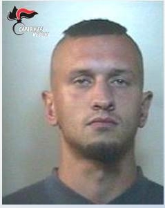 Risiedeva abusivamente in un ex albergo dove nascondeva droga e munizioni. Arrestato barcellonese
