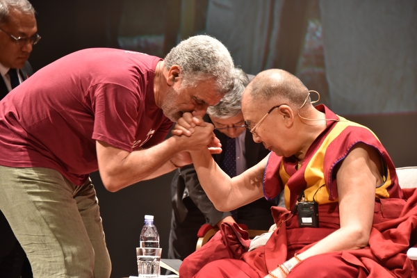 Il Dalai Lama: "Grazie Accorinti, la mia patria è ovunque"