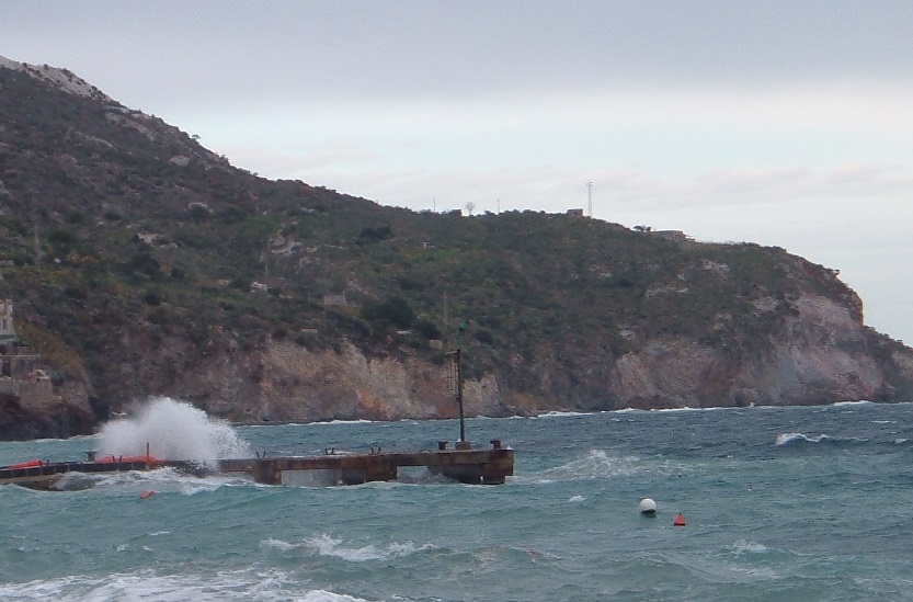 Eolie quasi isolate, smottamenti a Patti e Sant'Agata di Militello