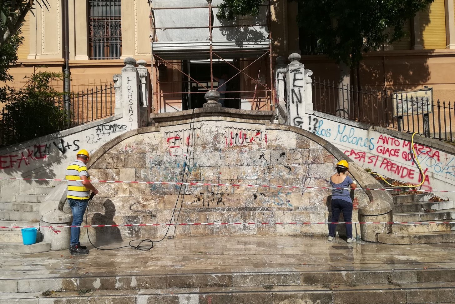 Liceo "Maurolico", l'ex Provincia ripulisce muri imbrattati dagli incivili