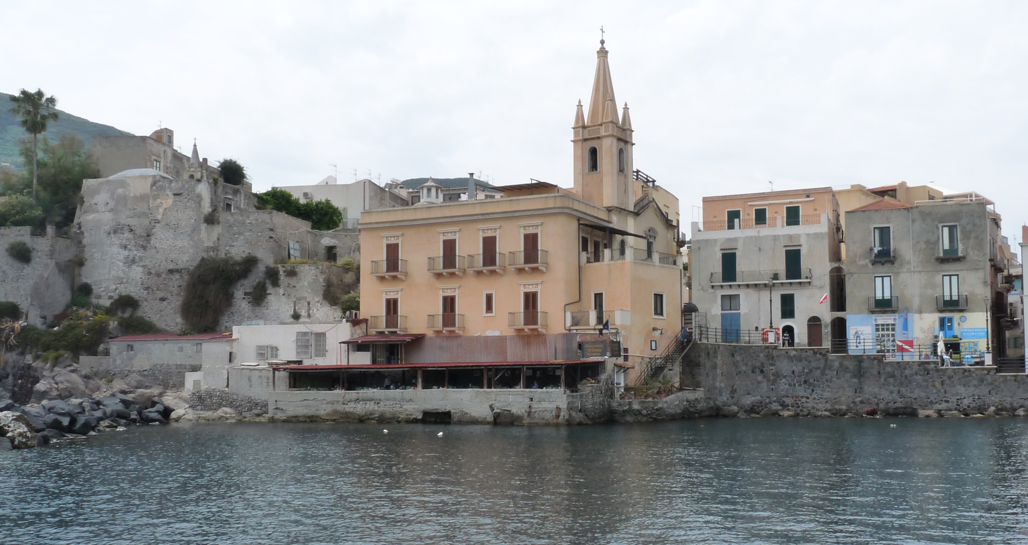 Lipari come Venezia, strada allagata per il maltempo