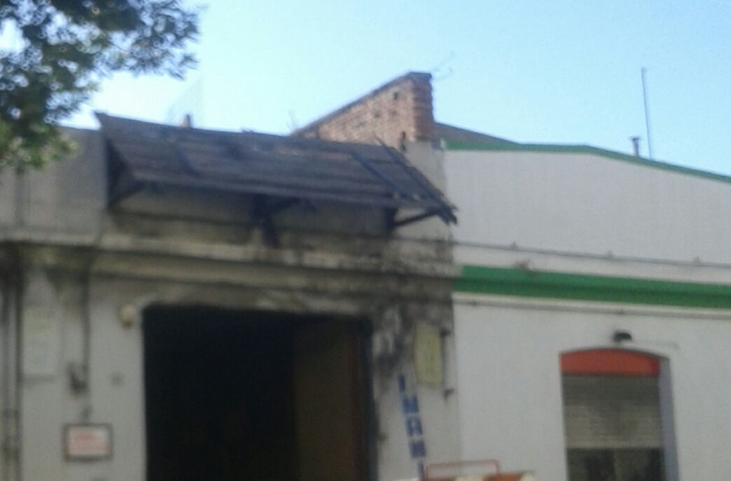 Copertura rudimentale in via La Farina, pericolo sulla testa dei passanti