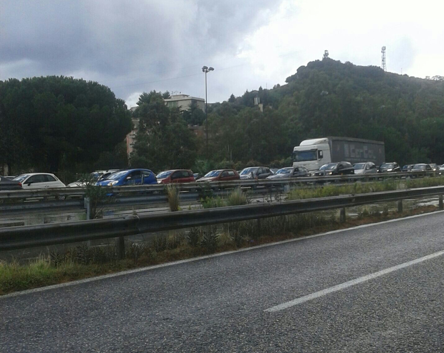 Tir sbanda in Tangenziale, chiuso svincolo di Messina centro