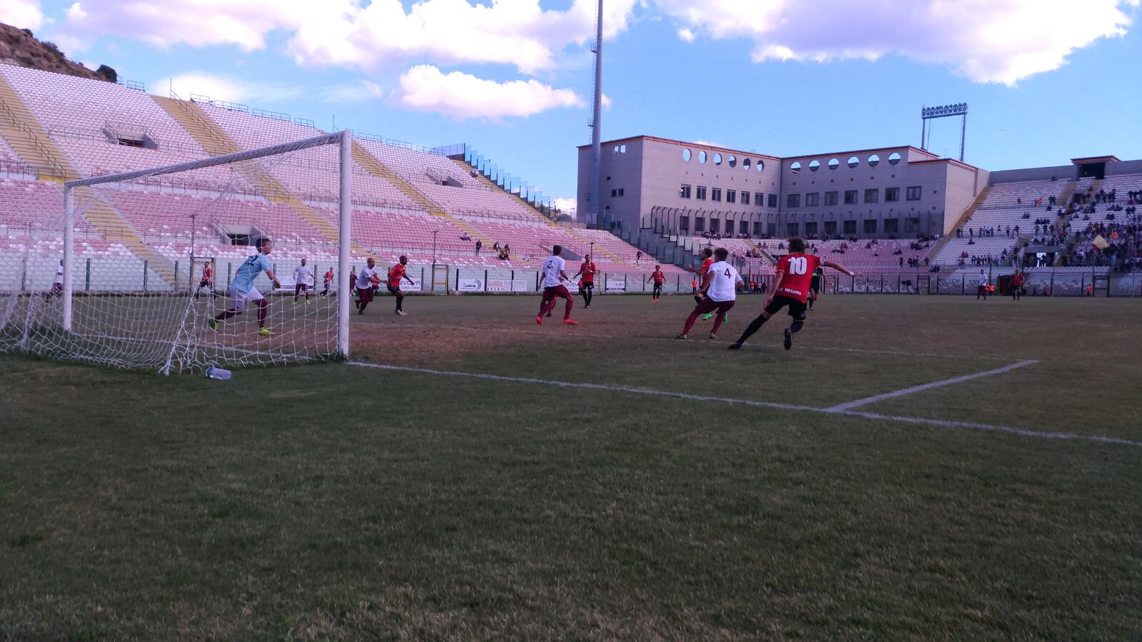 Riapre il San Filippo: limite capienza mille posti, trasferta vietata ai tifosi dell'Acireale