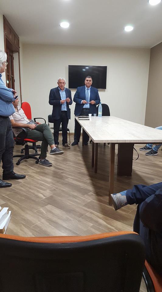 Davide Gambale e "I nemici del Cavaliere" catturano il pubblico di San Filippo del Mela