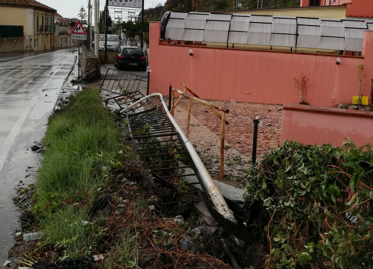 Giampilieri: auto impazzita si schianta contro un muro