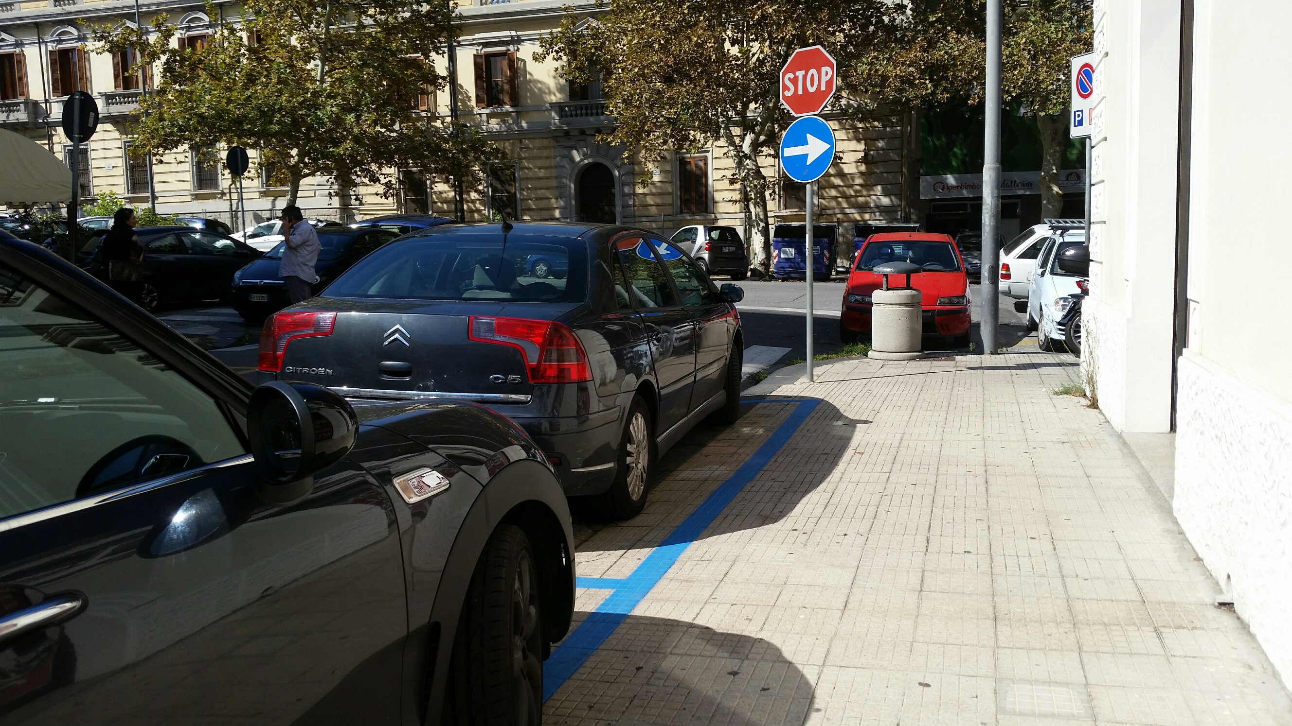 Strisce blu in via Terranova: violato il Codice della strada ed i vigili urbani?