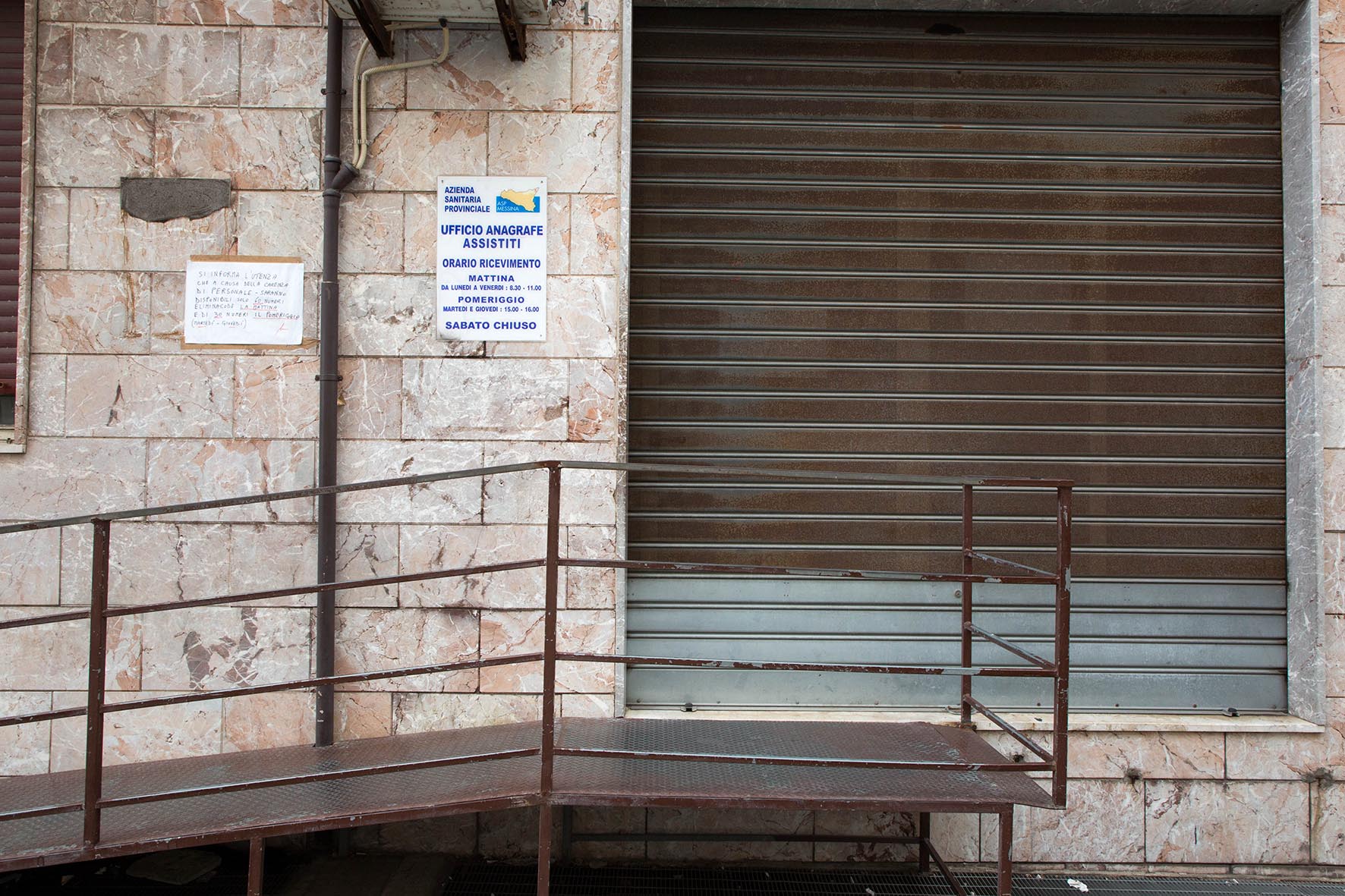 Aggressione negli uffici Asp di via Capra, in frantumi vetro del front office