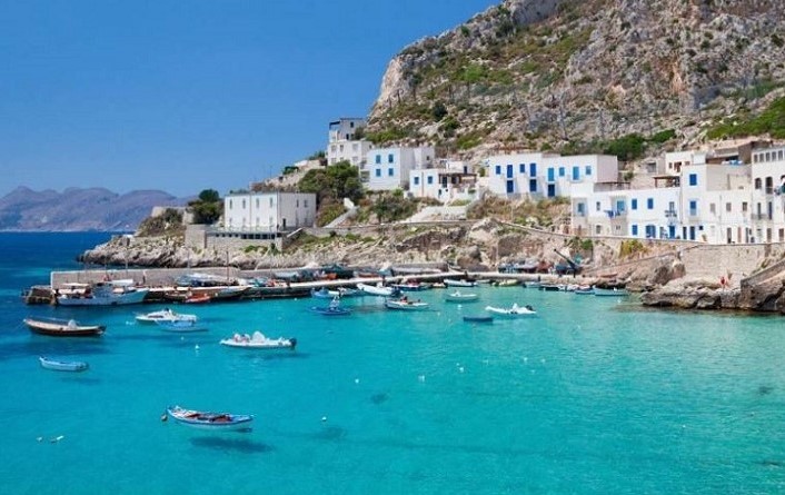 Mareggiate, danneggiato il molo di Alicudi