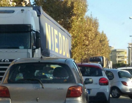 Villaggio Unrra: Tir violano la fascia interdetta, caos davanti alla "Salvo D'Acquisto"