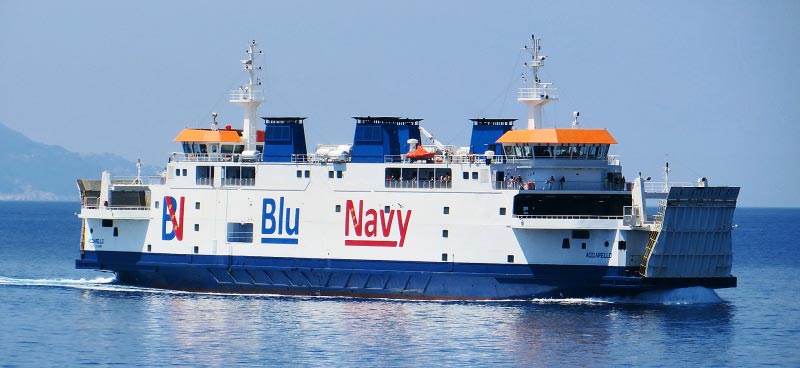 La nave Acciarello contro la banchina a Villa. Paura ma nessun ferito