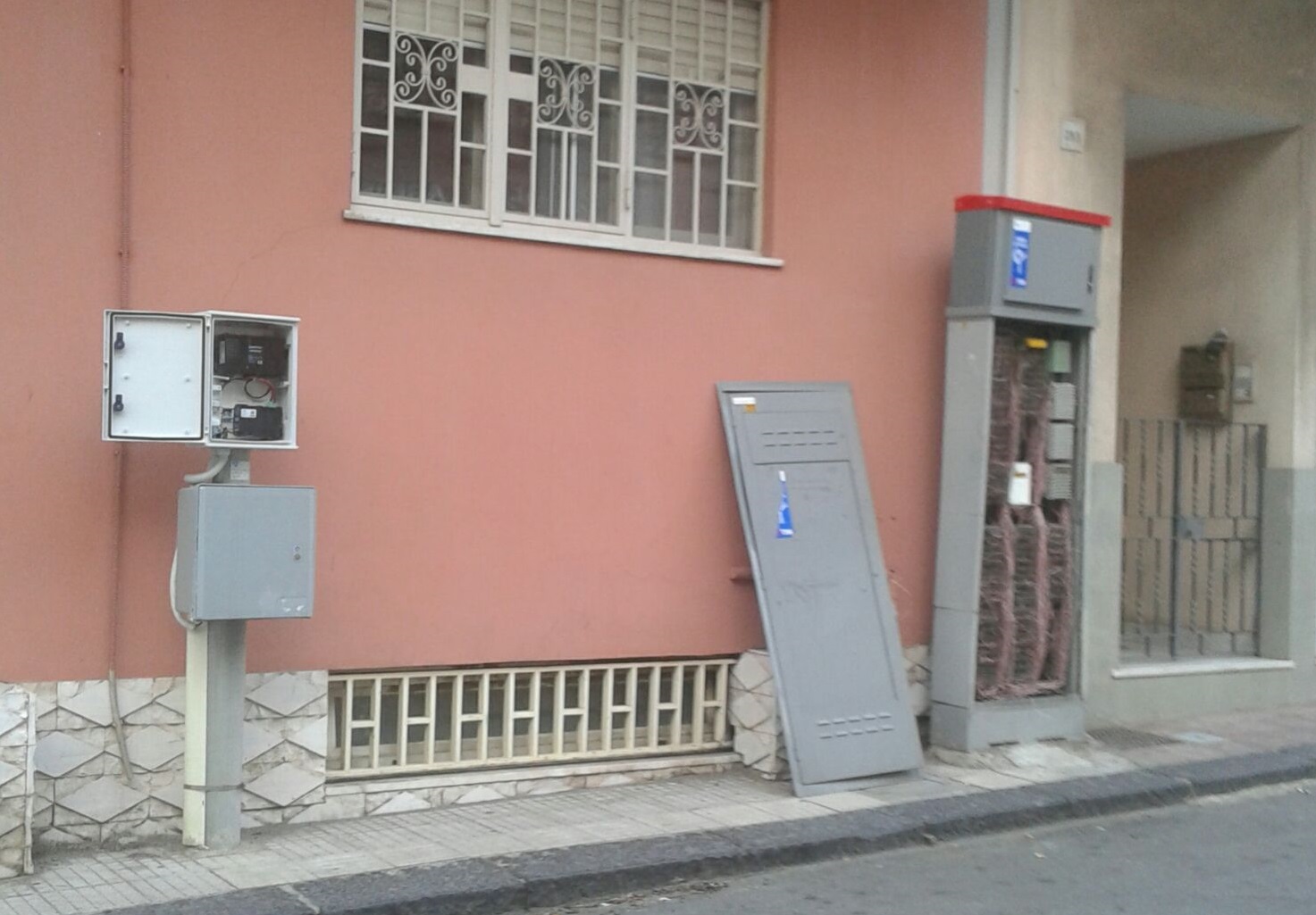 Contesse: pannelli aperti, che succede in via Marco Polo 283?